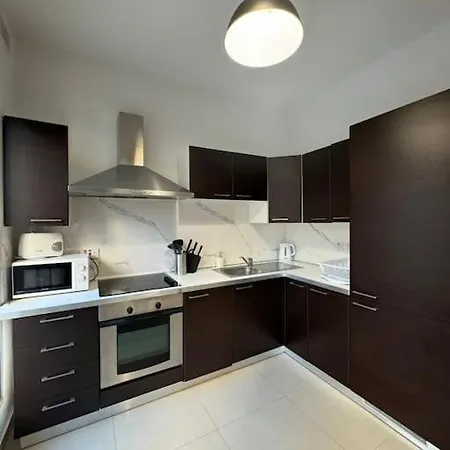 2 Bedroom Found In A Great Location Lägenhet
