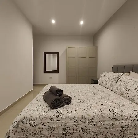 2 Bedroom Found In A Great Location Apartment San Ġiljan